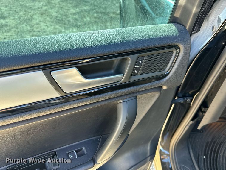 image for item NM9084 2012 Volkswagen Touareg TDI  SUV