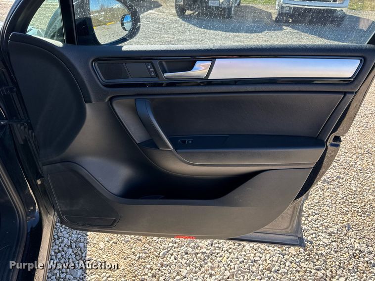 image for item NM9084 2012 Volkswagen Touareg TDI  SUV