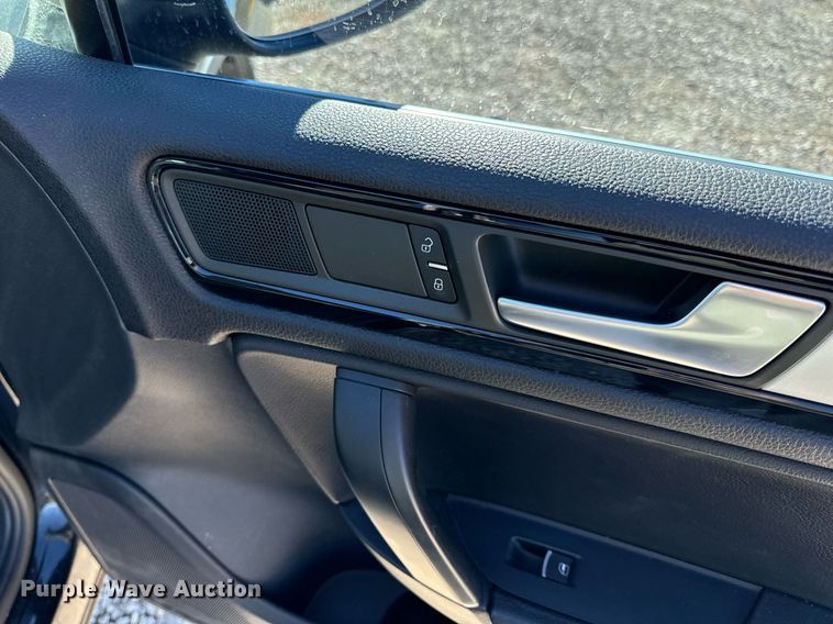 image for item NM9084 2012 Volkswagen Touareg TDI  SUV