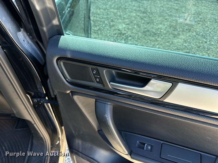 image for item NM9084 2012 Volkswagen Touareg TDI  SUV