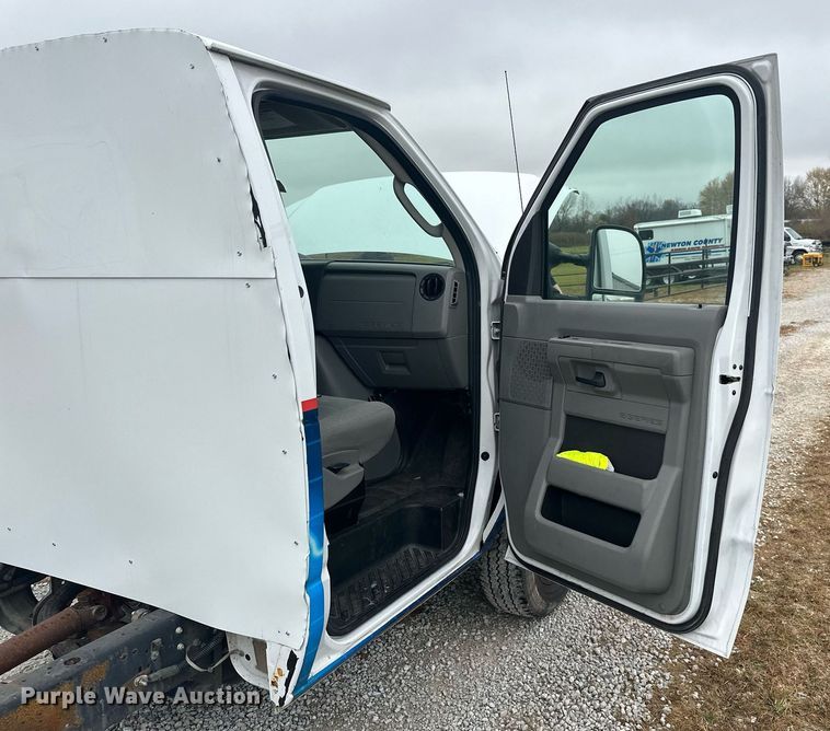 image for item NO9400 2017 Ford E450 Super Duty  van cab and chassis
