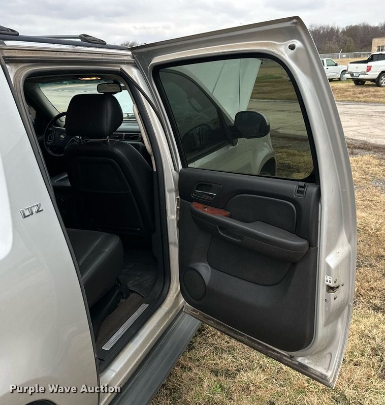 image for item NO9408 2011 Chevrolet Avalanche  pickup truck