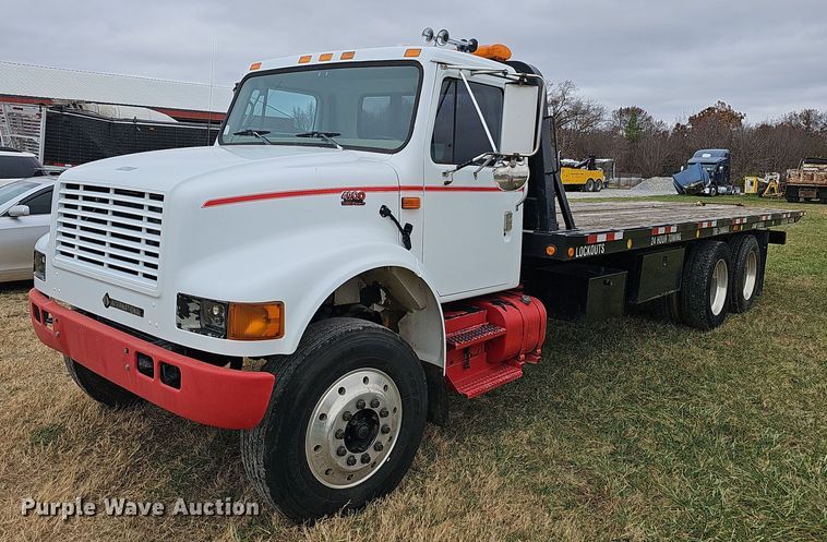 image for item NP9193 2001 International 4900  rollback truck