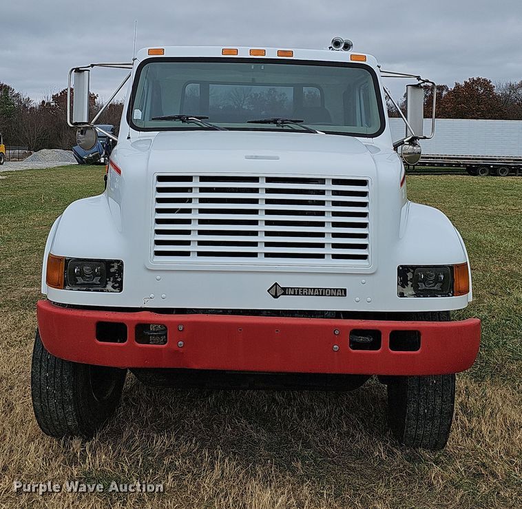 image for item NP9193 2001 International 4900  rollback truck