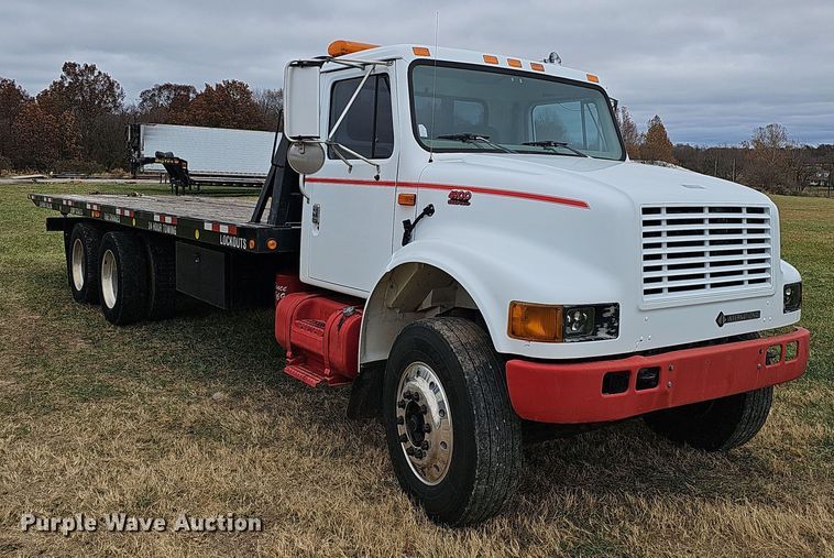 image for item NP9193 2001 International 4900  rollback truck