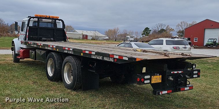 image for item NP9193 2001 International 4900  rollback truck