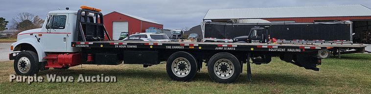 image for item NP9193 2001 International 4900  rollback truck