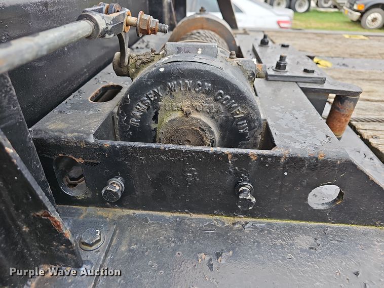 image for item NP9193 2001 International 4900  rollback truck