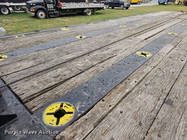 image for item NP9193 2001 International 4900  rollback truck