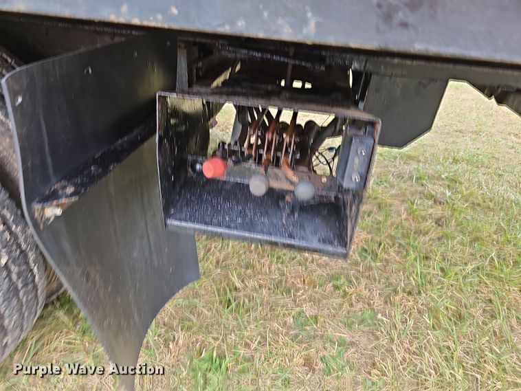 image for item NP9193 2001 International 4900  rollback truck