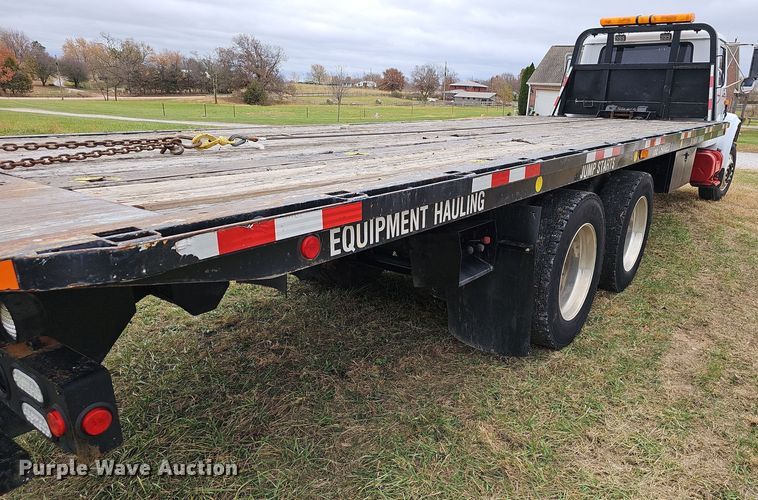 image for item NP9193 2001 International 4900  rollback truck