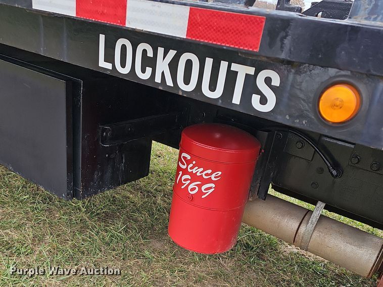 image for item NP9193 2001 International 4900  rollback truck