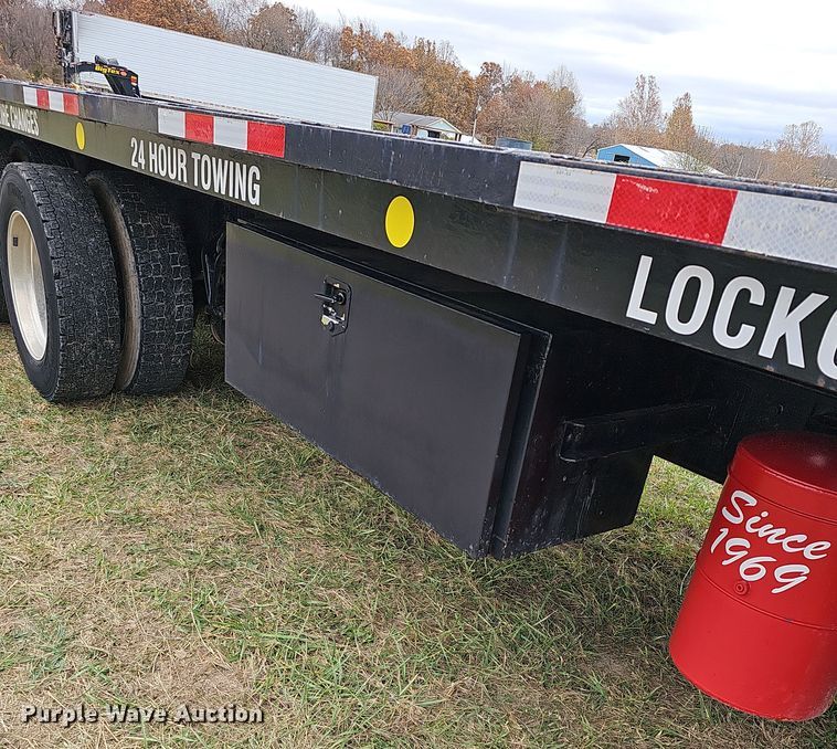 image for item NP9193 2001 International 4900  rollback truck