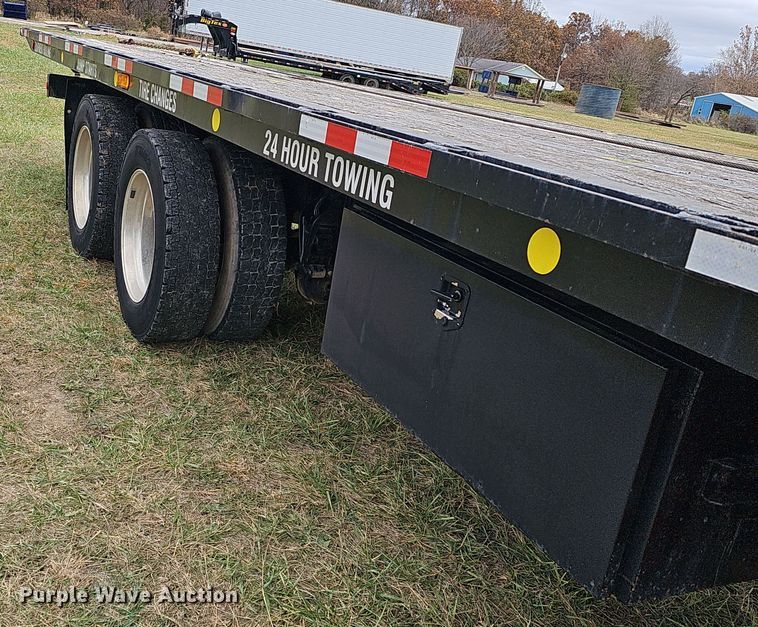 image for item NP9193 2001 International 4900  rollback truck