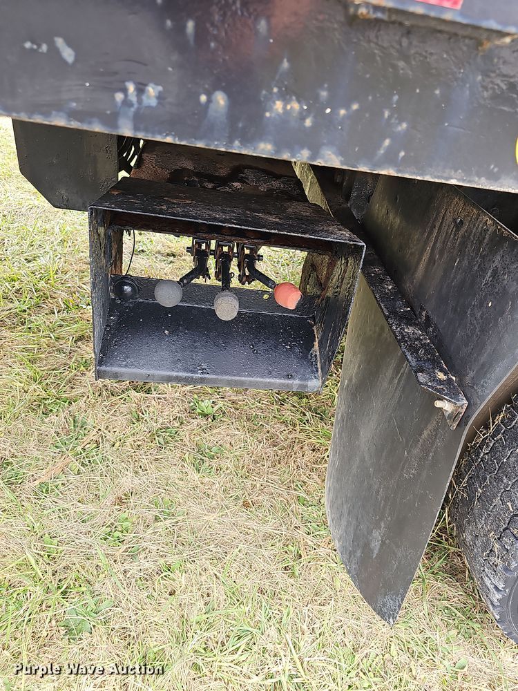 image for item NP9193 2001 International 4900  rollback truck