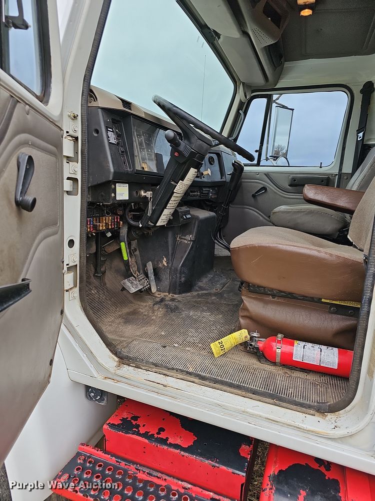 image for item NP9193 2001 International 4900  rollback truck