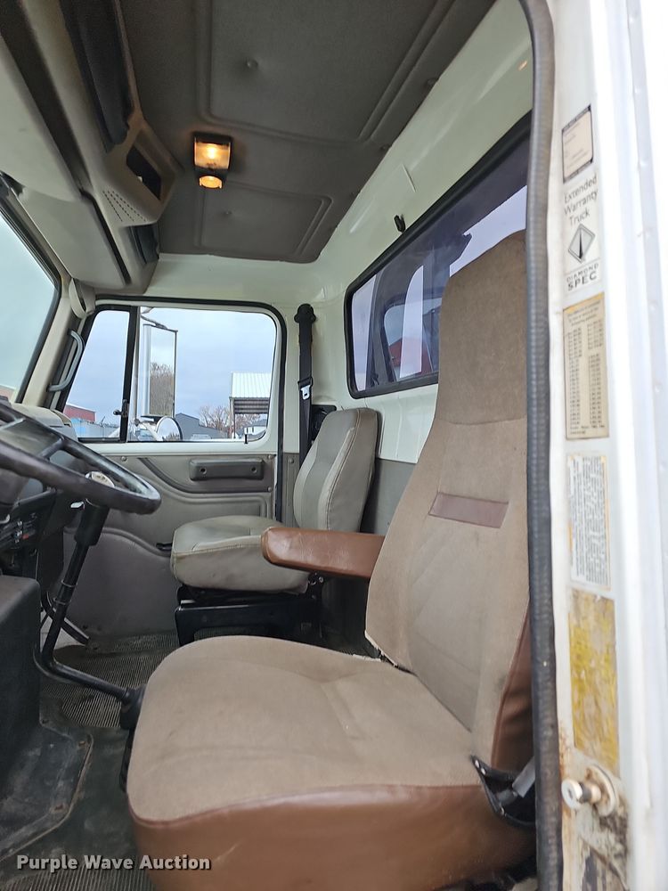 image for item NP9193 2001 International 4900  rollback truck