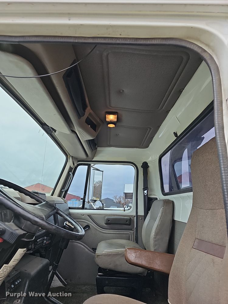 image for item NP9193 2001 International 4900  rollback truck