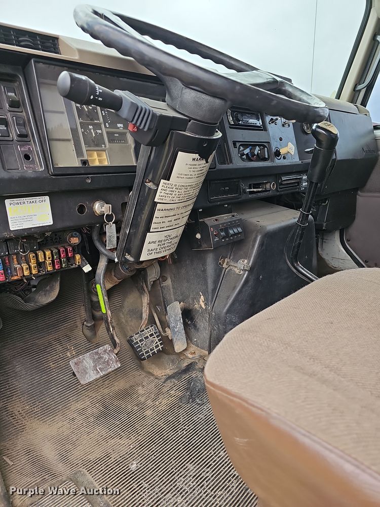 image for item NP9193 2001 International 4900  rollback truck