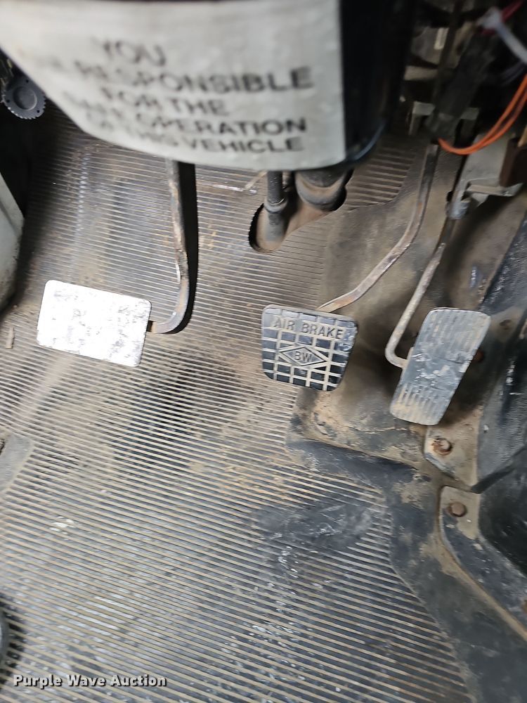 image for item NP9193 2001 International 4900  rollback truck