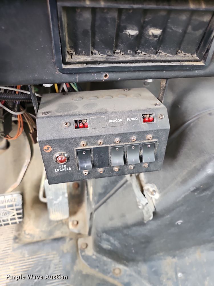 image for item NP9193 2001 International 4900  rollback truck