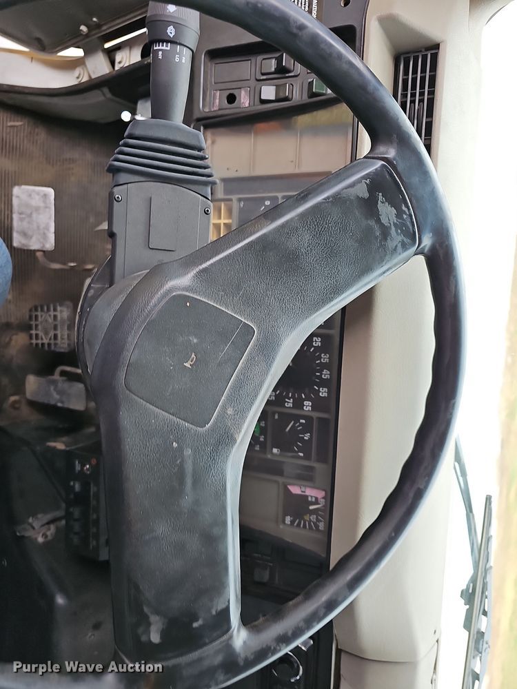 image for item NP9193 2001 International 4900  rollback truck