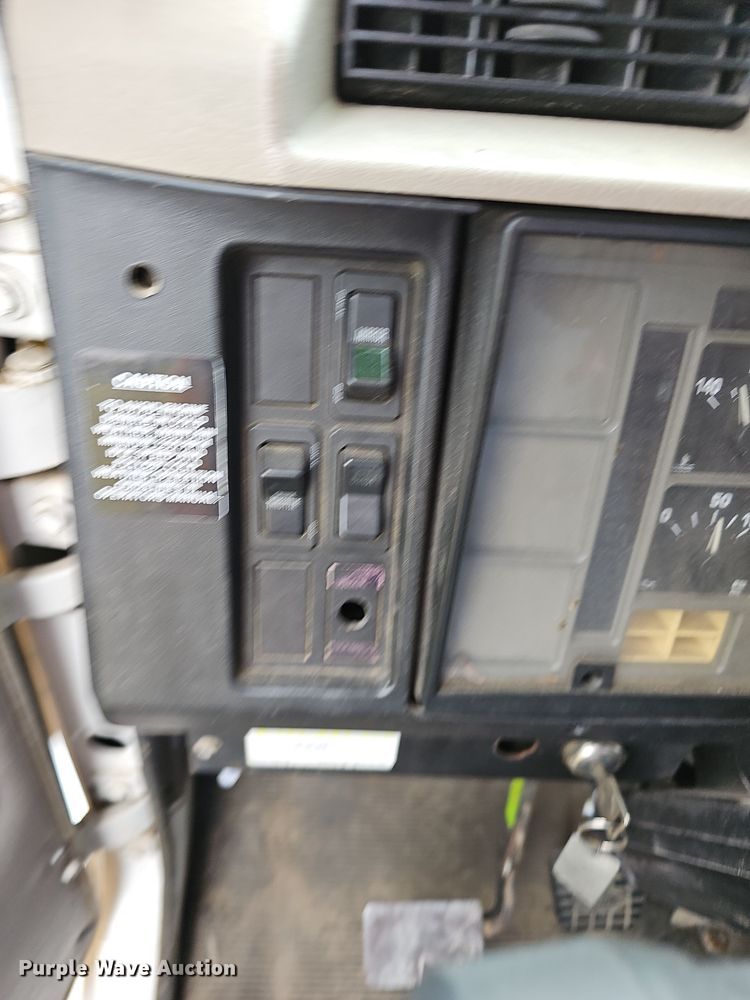 image for item NP9193 2001 International 4900  rollback truck