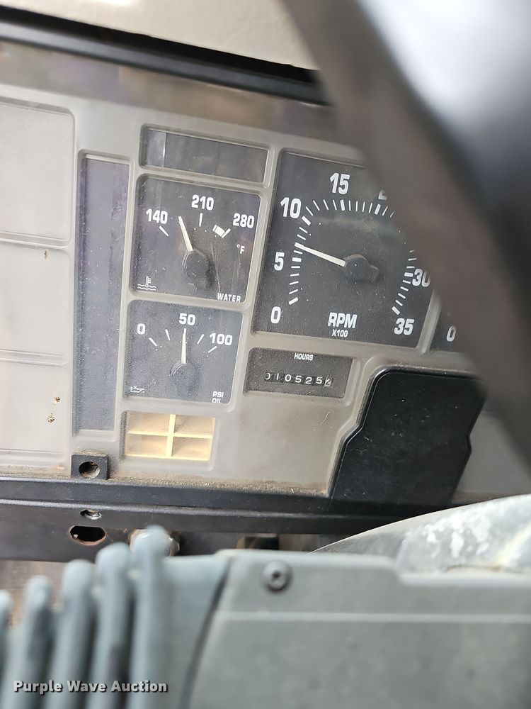 image for item NP9193 2001 International 4900  rollback truck