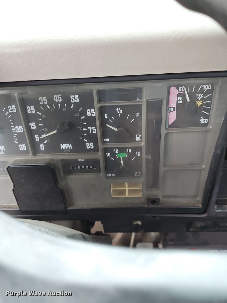 image for item NP9193 2001 International 4900  rollback truck