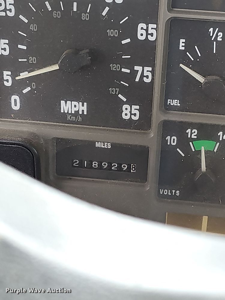 image for item NP9193 2001 International 4900  rollback truck