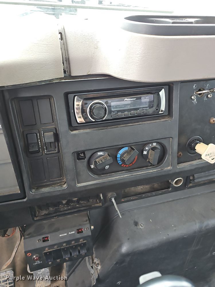 image for item NP9193 2001 International 4900  rollback truck