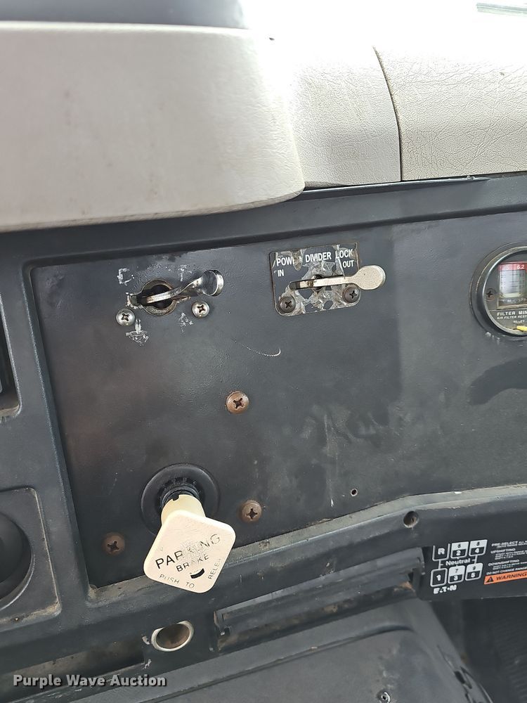 image for item NP9193 2001 International 4900  rollback truck