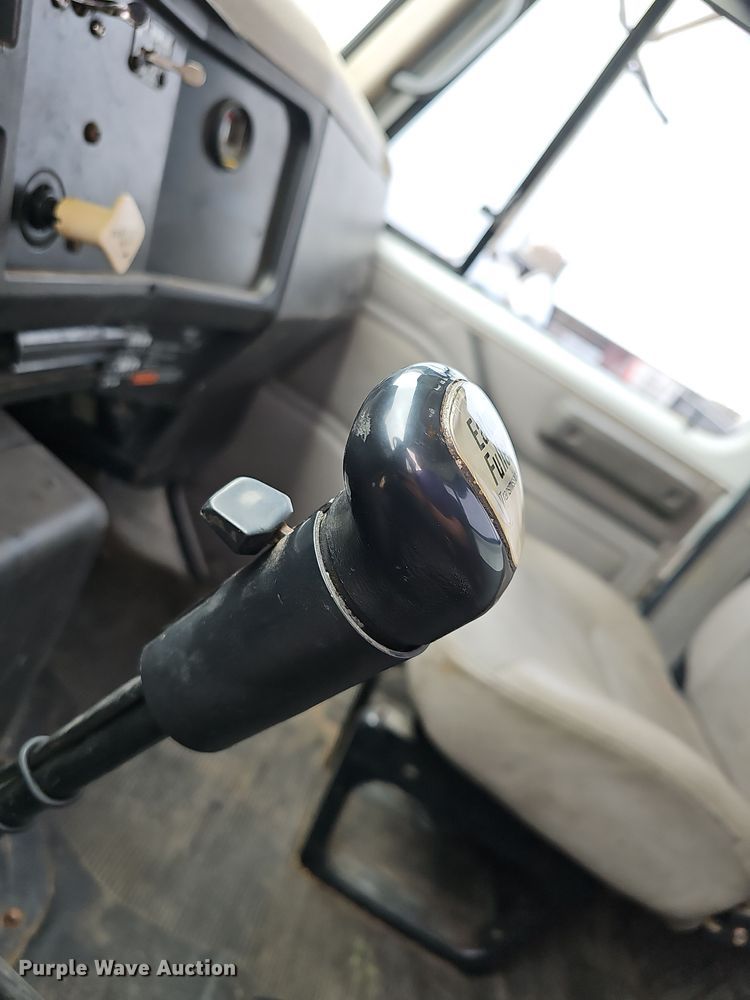 image for item NP9193 2001 International 4900  rollback truck