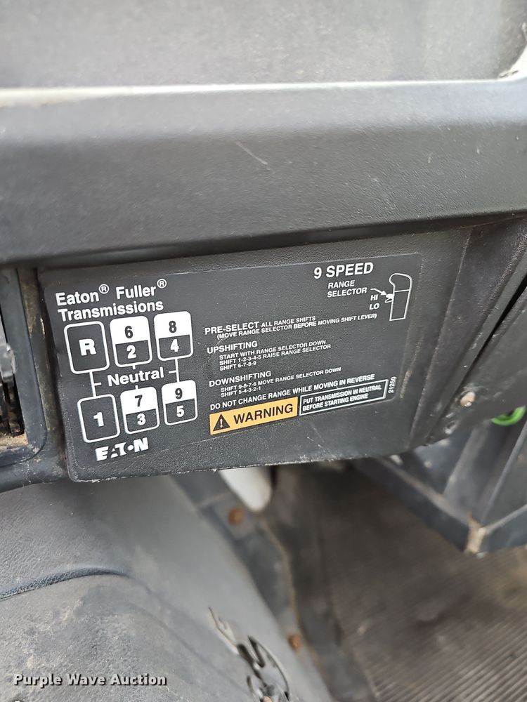 image for item NP9193 2001 International 4900  rollback truck