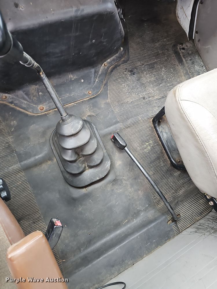 image for item NP9193 2001 International 4900  rollback truck