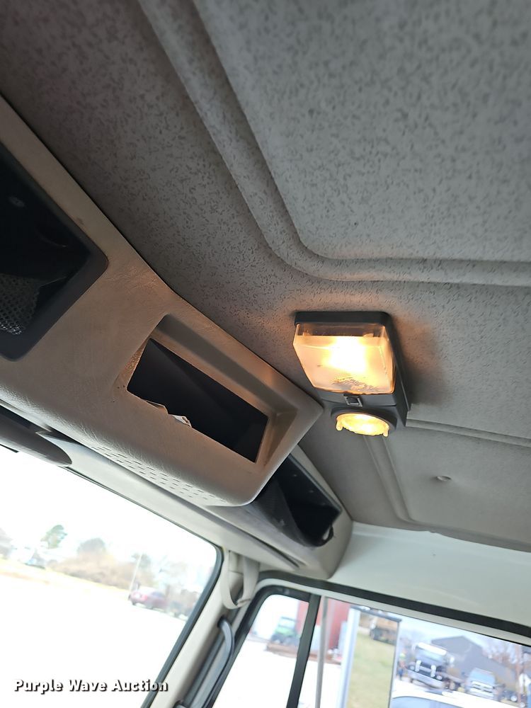 image for item NP9193 2001 International 4900  rollback truck