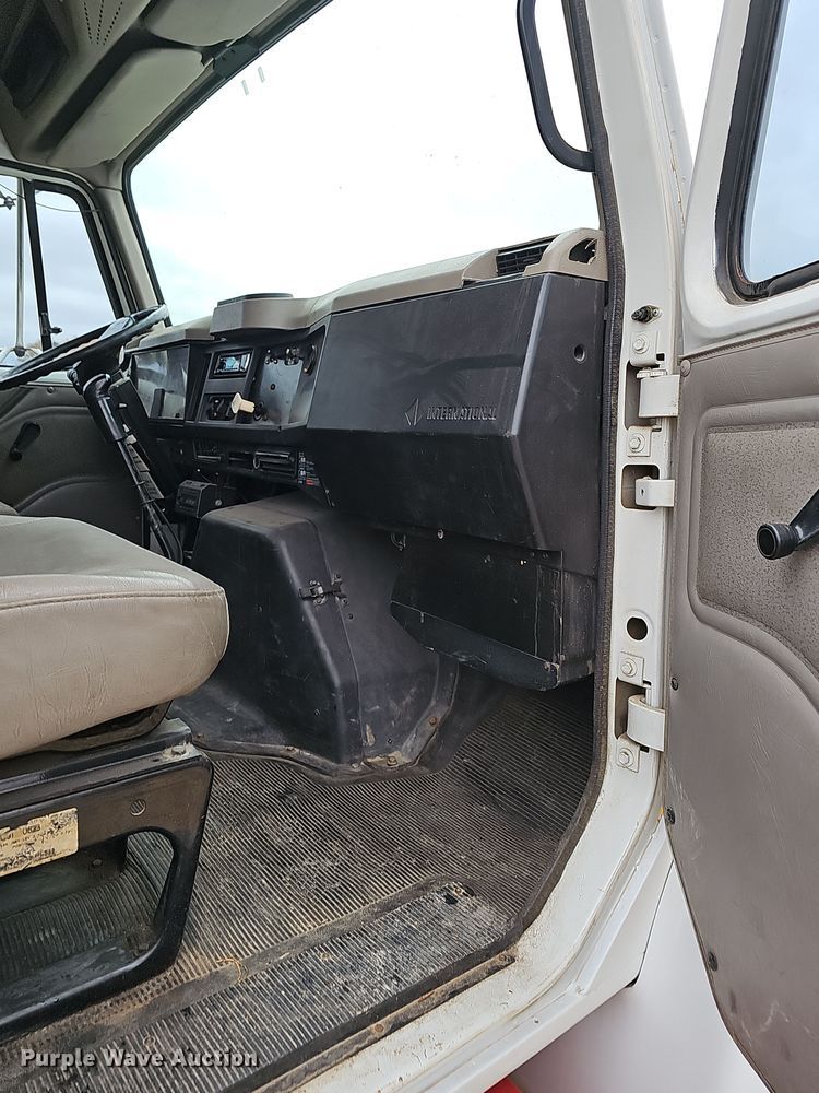 image for item NP9193 2001 International 4900  rollback truck