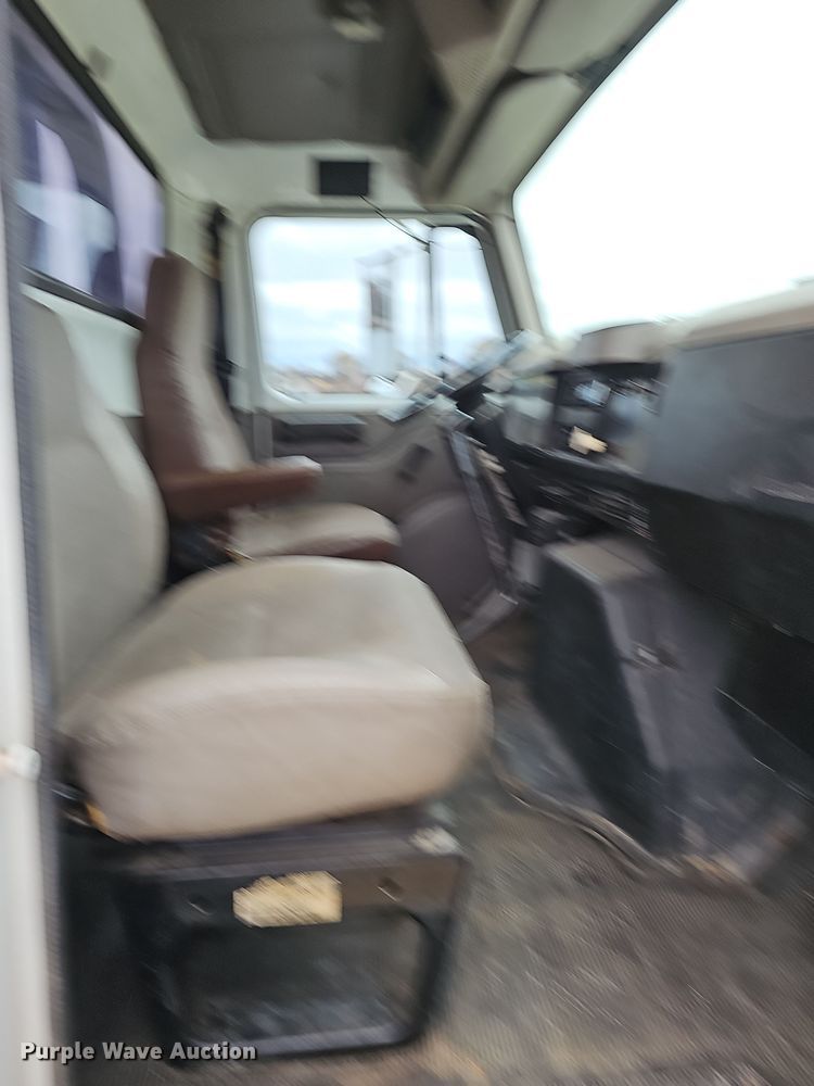 image for item NP9193 2001 International 4900  rollback truck