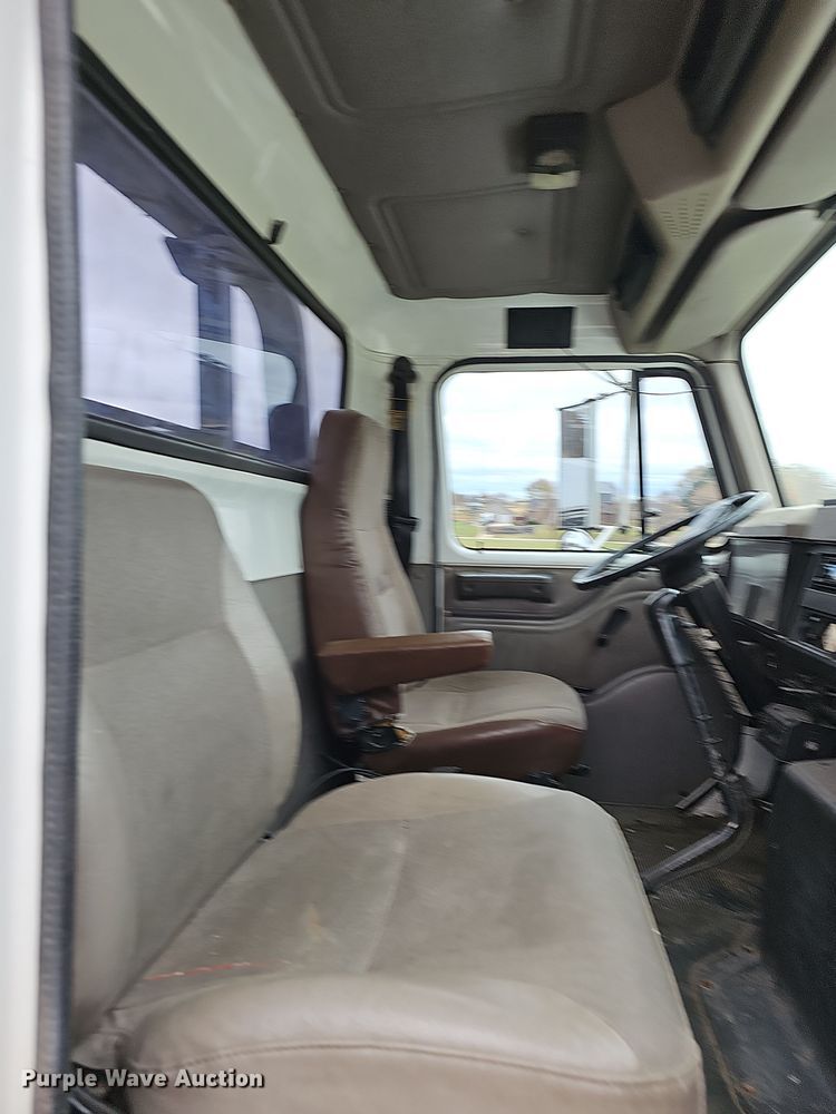 image for item NP9193 2001 International 4900  rollback truck