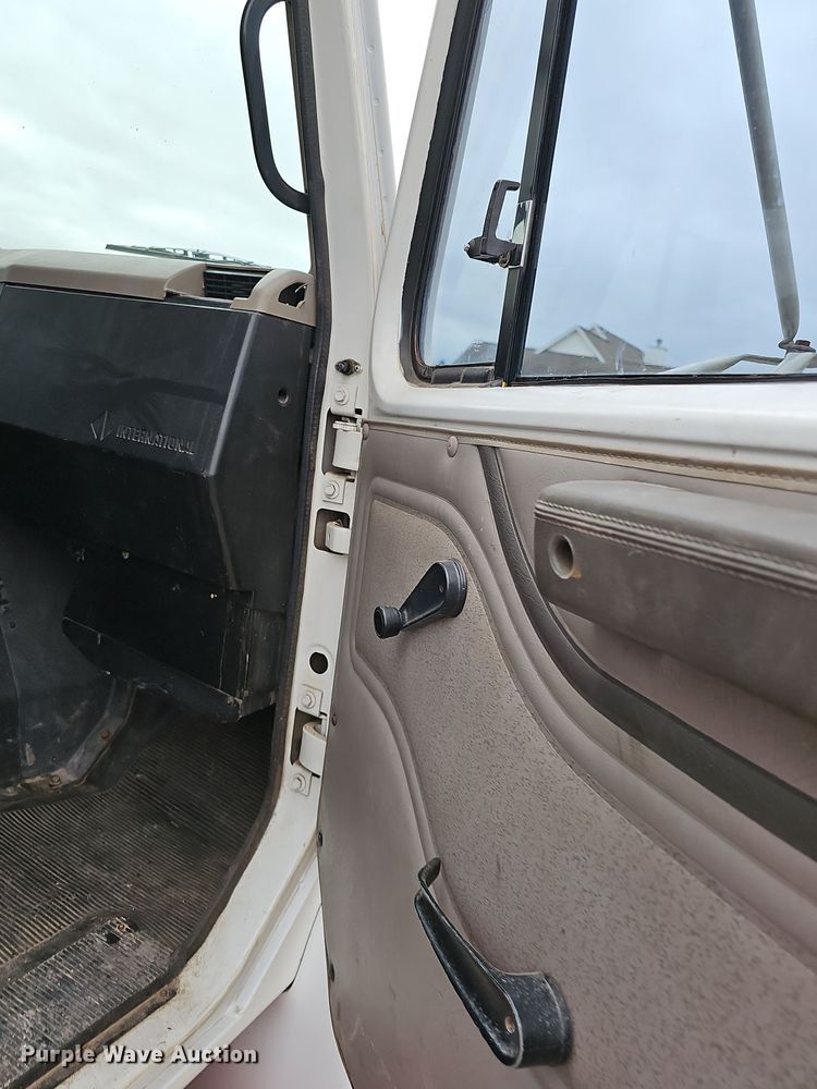 image for item NP9193 2001 International 4900  rollback truck