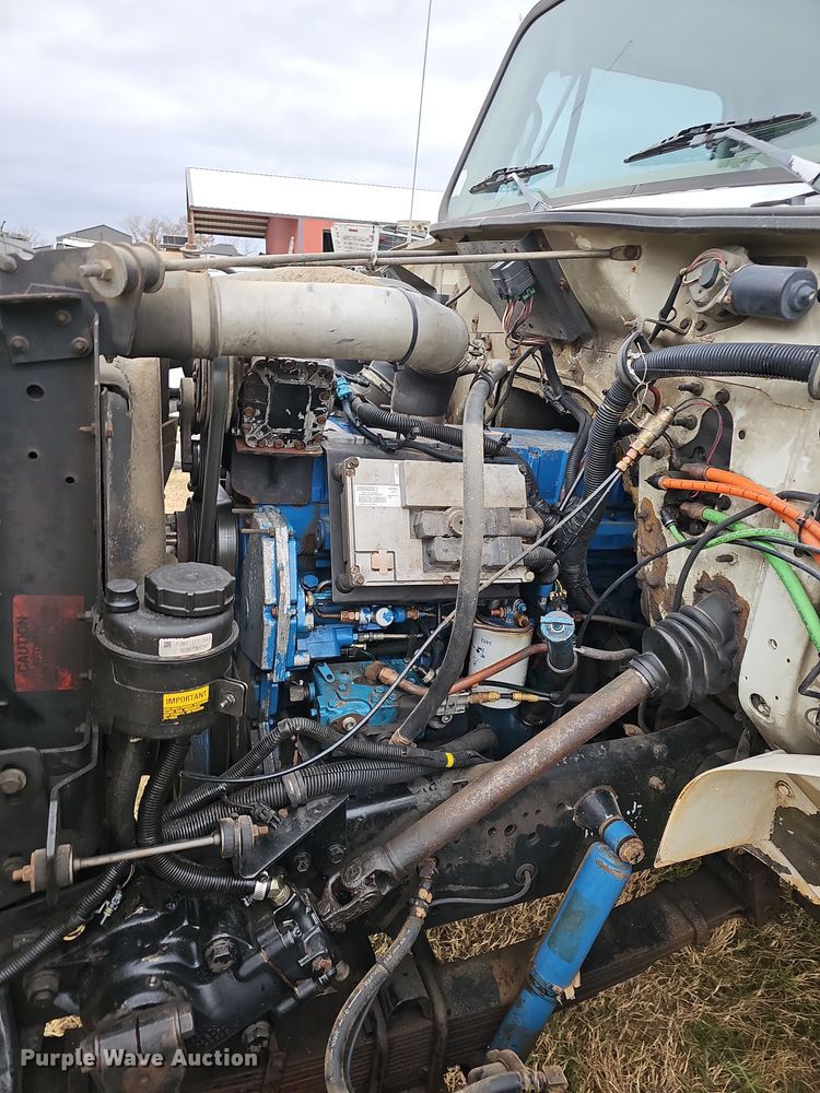 image for item NP9193 2001 International 4900  rollback truck