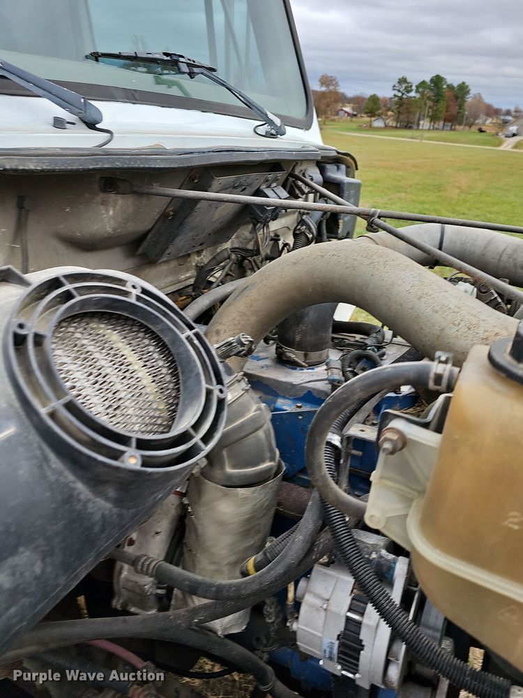 image for item NP9193 2001 International 4900  rollback truck