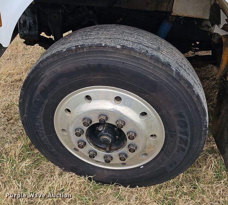 image for item NP9193 2001 International 4900  rollback truck