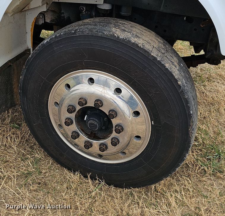 image for item NP9193 2001 International 4900  rollback truck