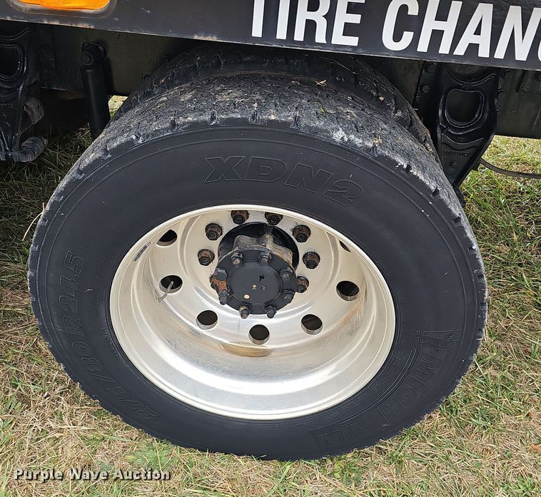 image for item NP9193 2001 International 4900  rollback truck