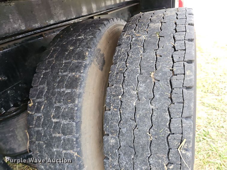 image for item NP9193 2001 International 4900  rollback truck