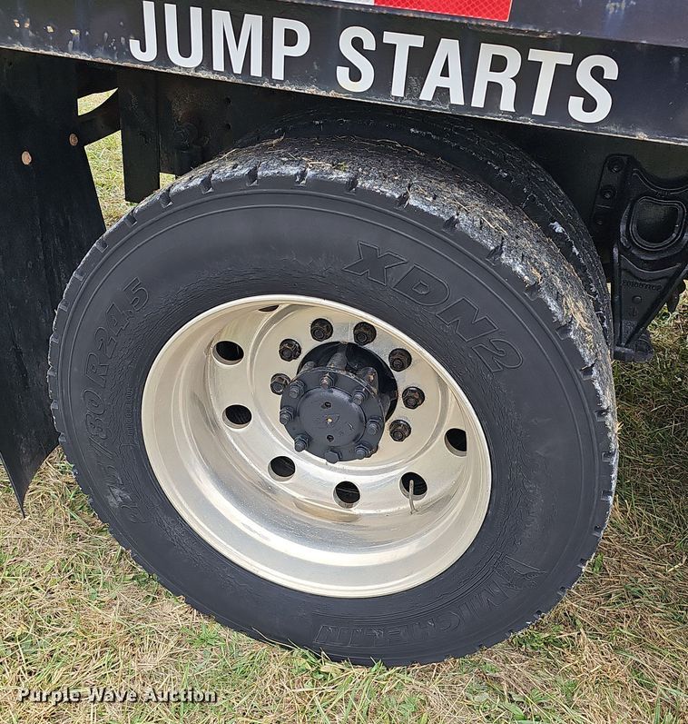 image for item NP9193 2001 International 4900  rollback truck