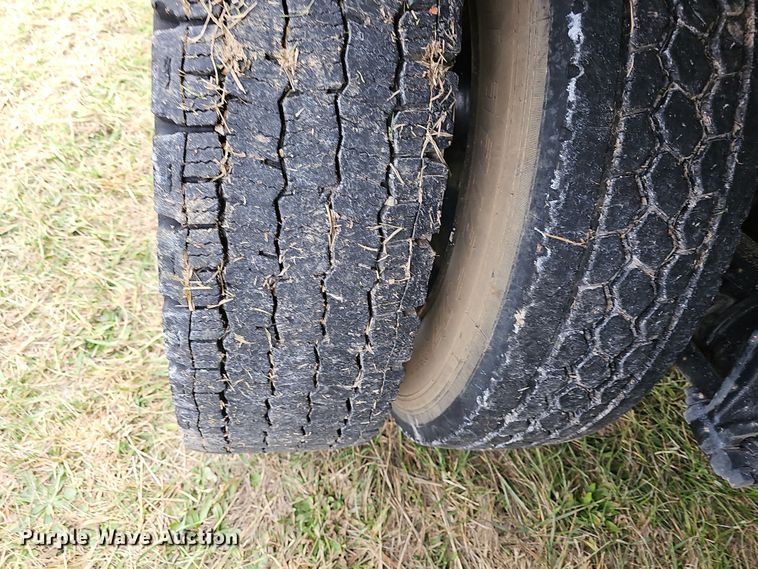 image for item NP9193 2001 International 4900  rollback truck