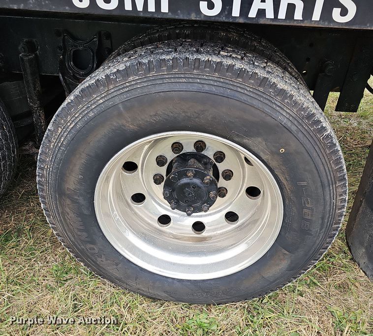 image for item NP9193 2001 International 4900  rollback truck