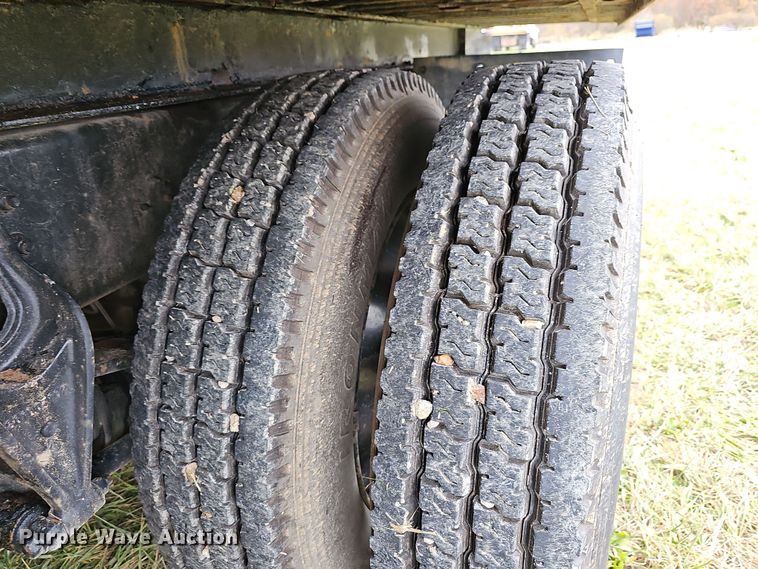 image for item NP9193 2001 International 4900  rollback truck